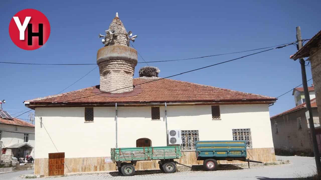 658-yillik-cami-guduk-minaresiyle-dikkat-cekiyor.jpg