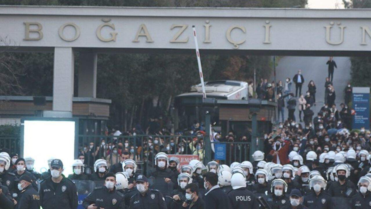 asagi-bakmayacagiz-bogazici-universitesi-protestolari.jpg