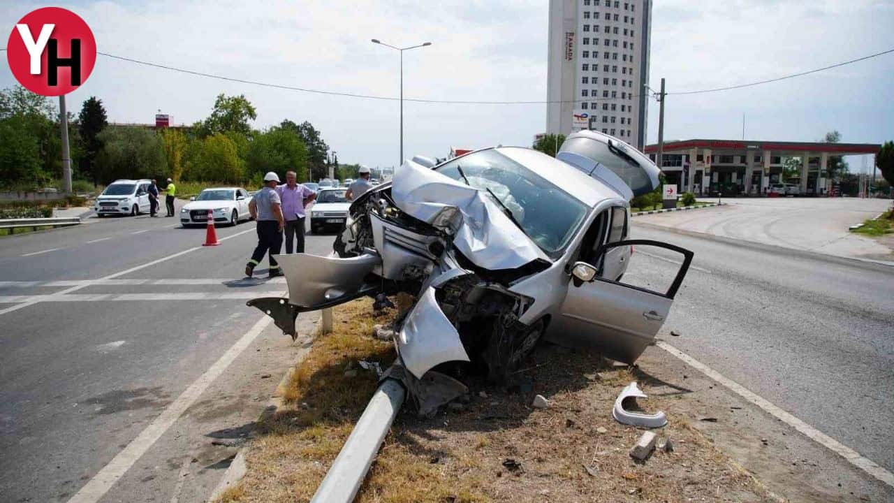 edirnede-trafik-kazasi-direksiyon-kontrolunu-kaybeden-surucu-aydinlatma-diregine-carptiedirnede-trafik-kazasi-direksiyon-kontrolunu-kaybeden-surucu-aydinlatma-diregine-carpti.jpg