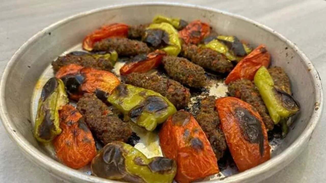 gaziantepin-essiz-lezzeti-simit-kebabi-1.jpg