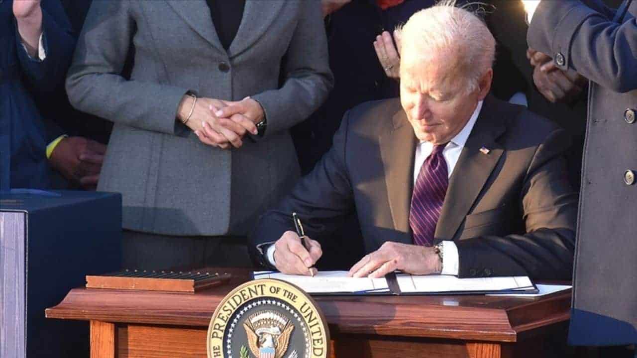 joe-biden-federal-hukumetin-kapanmasini-onledi-gecici-butce-tasarisina-imza.jpg