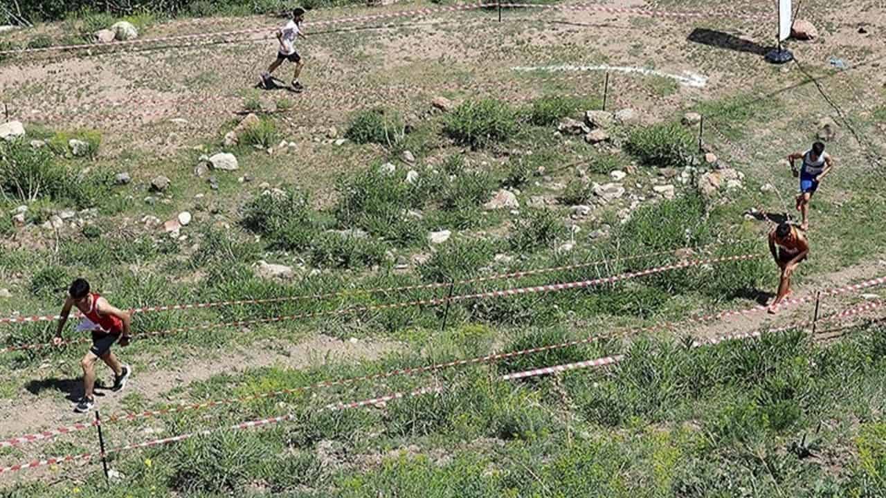 koprubasinin-zirvesindeki-heyecan-8-kervan-yolu-dag-kosusu.jpg