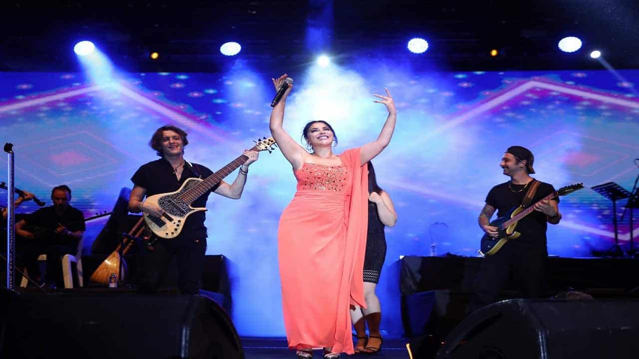 yagmur-altinda-zara-ve-ugur-aslan-ikilisinin-muzik-ziyafeti.jpg