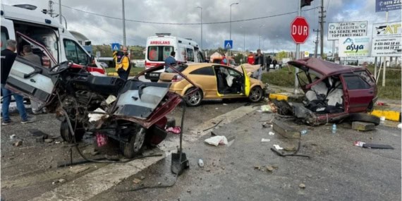 Bartın'da Feci Kaza Otomobil İkiye Bölündü