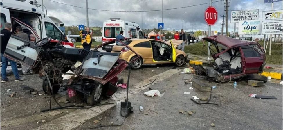 Bartın'da Feci Kaza Otomobil İkiye Bölündü