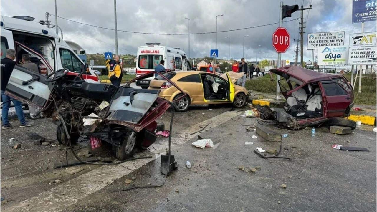 Bartın'da Feci Kaza Otomobil İkiye Bölündü