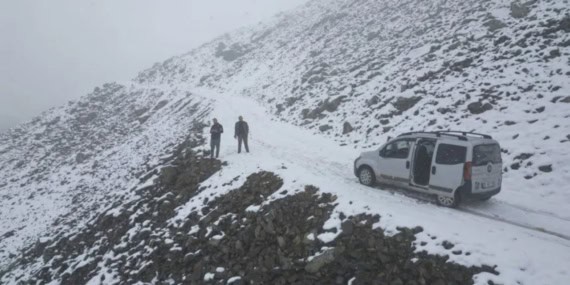 Bayburt'ta Yüksek Kesimlere Mevsimin İlk Karı Yağdı