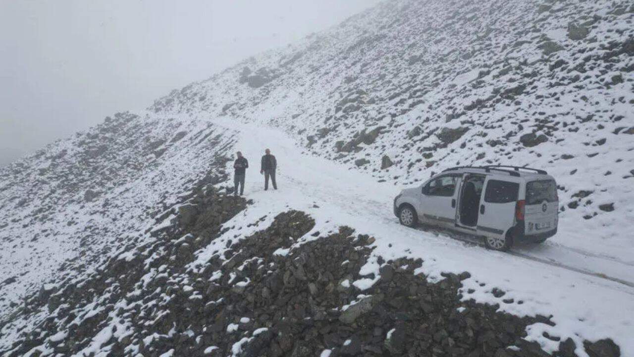 Bayburt'ta Yüksek Kesimlere Mevsimin İlk Karı Yağdı