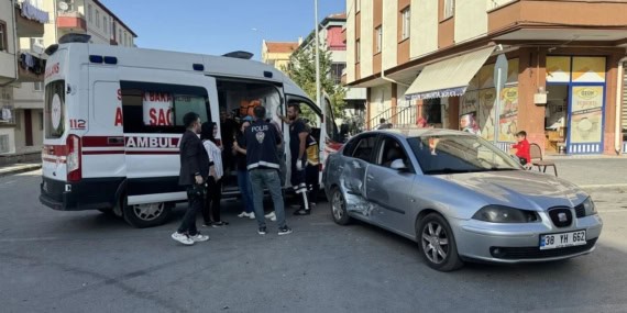 Kayseri'de Öğrenci Taşıyan Otomobil Minibüsle Çarpıştı 7 Yaralı Öğrenci