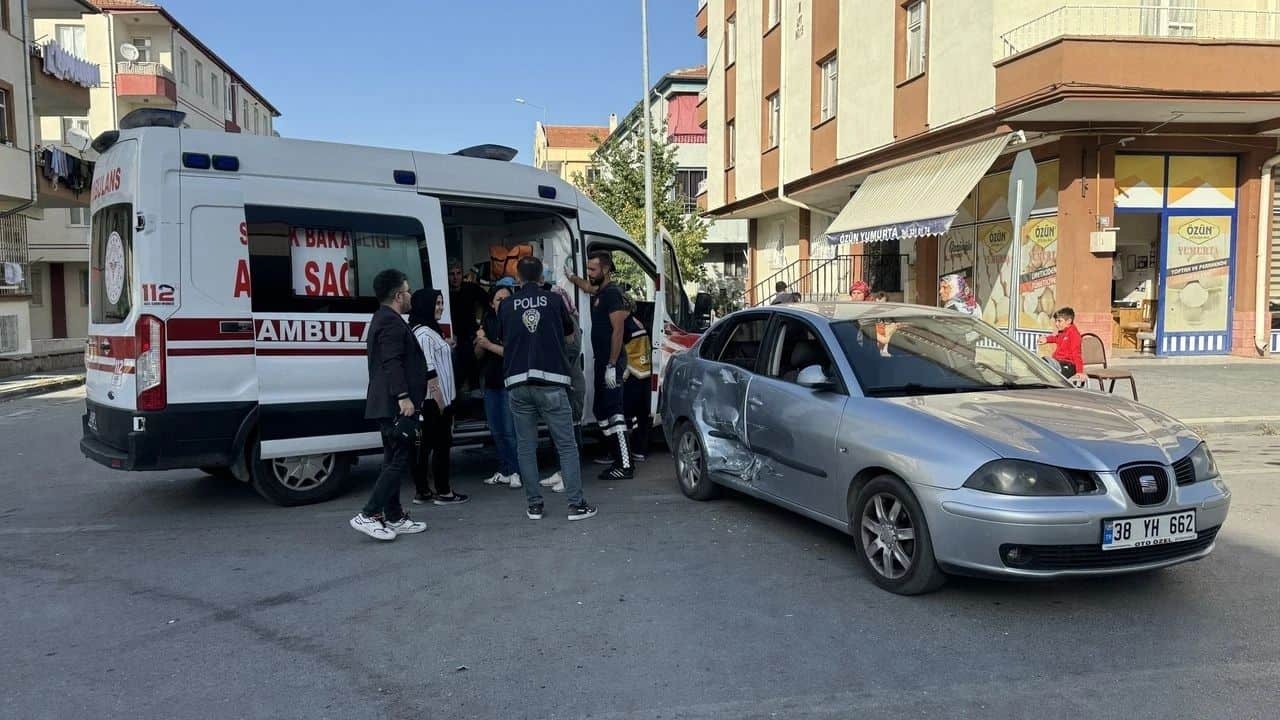 Kayseri'de Öğrenci Taşıyan Otomobil Minibüsle Çarpıştı 7 Yaralı Öğrenci