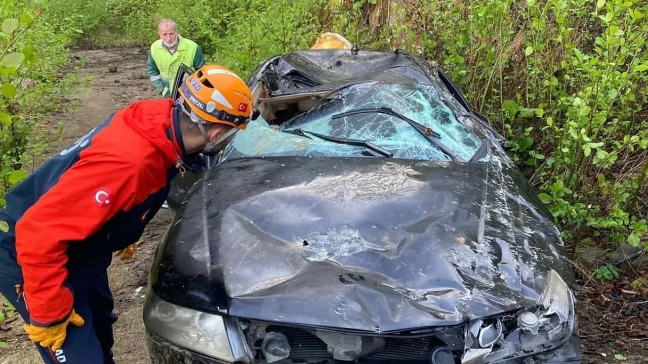 Rize’de Kontrolünü Kaybeden Araç Uçuruma Yuvarlandı 1 Ölü, 1 Yaralı