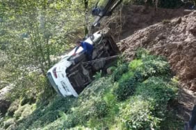 Rize'de Sağanak Yağışlar Heyelana Neden Oldu Ahşap Ev Hasar Gördü, Minibüs Uçuruma Sürüklendi