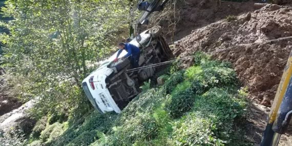 Rize'de Sağanak Yağışlar Heyelana Neden Oldu Ahşap Ev Hasar Gördü, Minibüs Uçuruma Sürüklendi