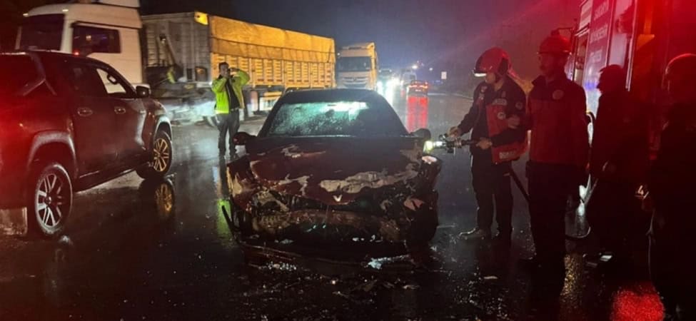 Sakarya'da Servis Minibüsü ile Otomobil Çarpıştı 4 Yaralı