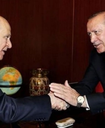 Mümtaz’er Türköne Bahçeli, Erdoğan’ın Bileğini Masaya Yapıştırmak Üzere