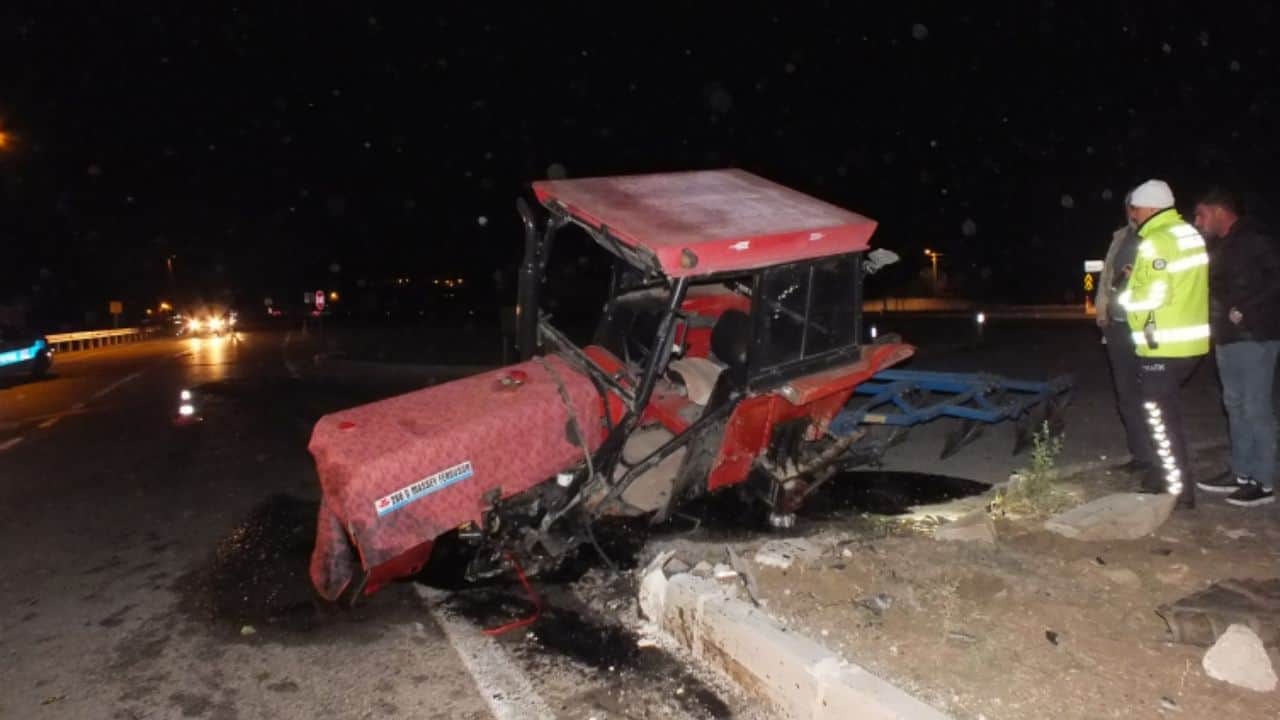 _Tokat'ta Otomobil ve Traktör Çarpıştı 5 Yaralı