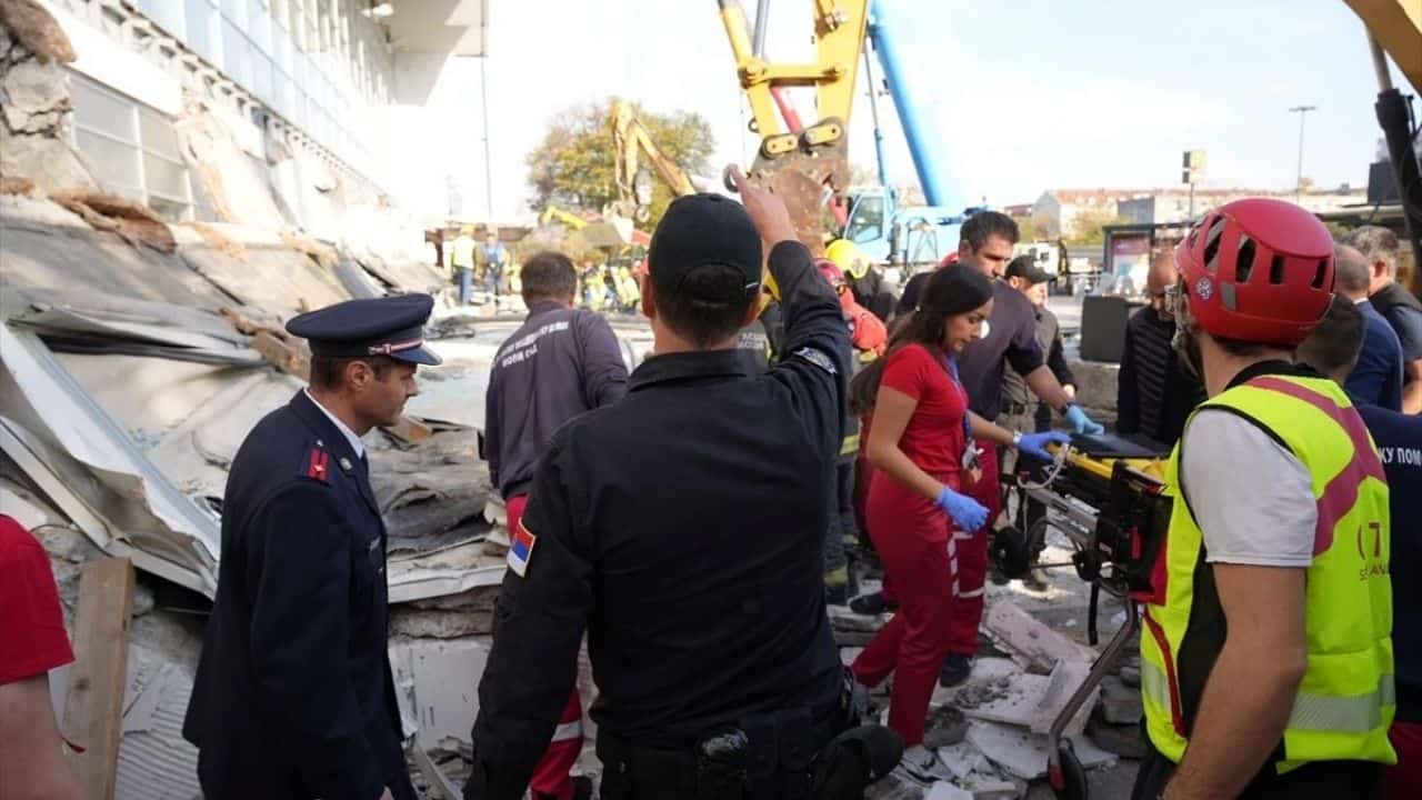 Tren İstasyonunun Çatısı Çöktü, 11 Kişi Hayatını Kaybetti