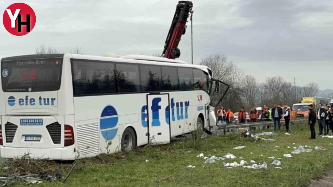 Düzce'de Yolcu Otobüsü Tırla Çarpıştı 1'I Ağır 15 Yaralı!