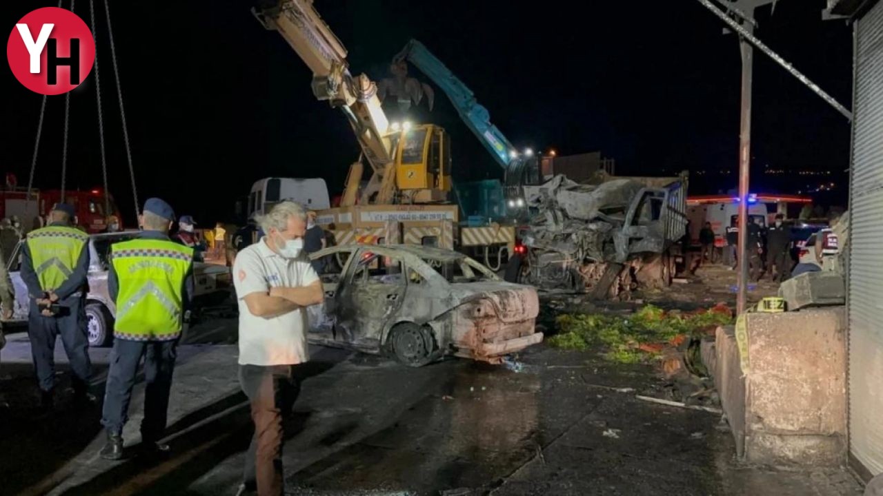 Hatay'da Facia Tır Ve Otomobil Çarpıştı, Çok Sayıda Ölü Ve Yaralı Var (1)